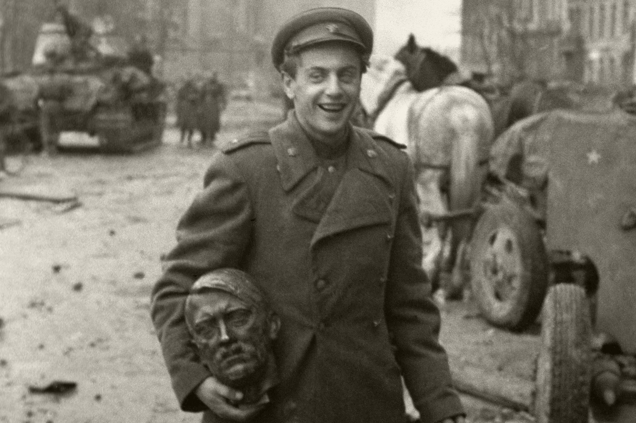 Долматовский Берлин 1945. Советские солдаты в Берлине 1945 года. Сколько лет было в 1945